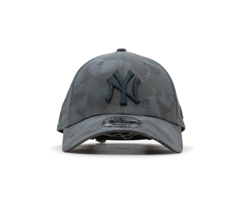 New Era NY Tonal Camo 9Forty Curved Peak Baseball Cap Charcoal - Raw Menswear