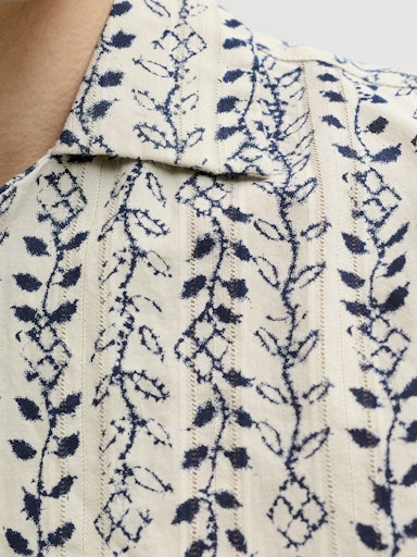 Jack & Jones Blulyon Print S/S Shirt in Stone