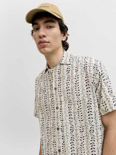 Jack & Jones Blulyon Print S/S Shirt in Stone